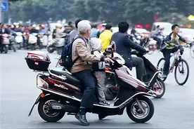 老年人可以笑了！不扣不罚，没有驾照，这几类电动车都可以骑图片