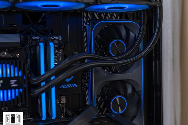 曲面玻璃的通透美学：乔思伯 TK-4 装机实录