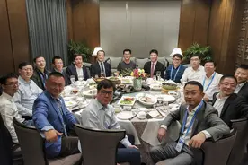 刘强东和王兴坐不回同一张饭桌图片