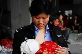 感动中国警察妈妈：汶川废墟哺乳9婴，归来连升四级成政治处主任图片
