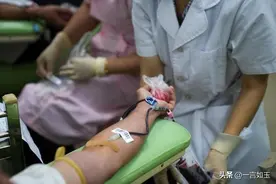 梅大高速事故后民众自发去医院献血救伤员，打脸“血站无人献血”图片