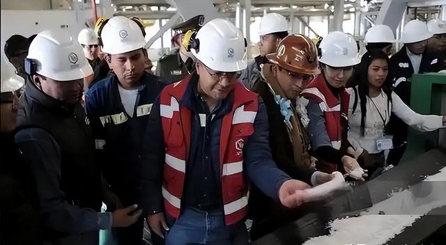 对华合约全部撕毁！中国又一伙伴背后捅刀子，骗走了20亿倒向美国