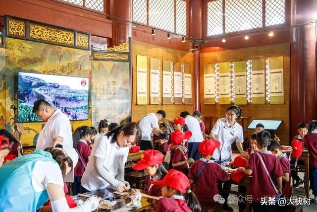 洪洞大槐树景区暑期“孝德敬茶”活动从游玩中体验孝德传家