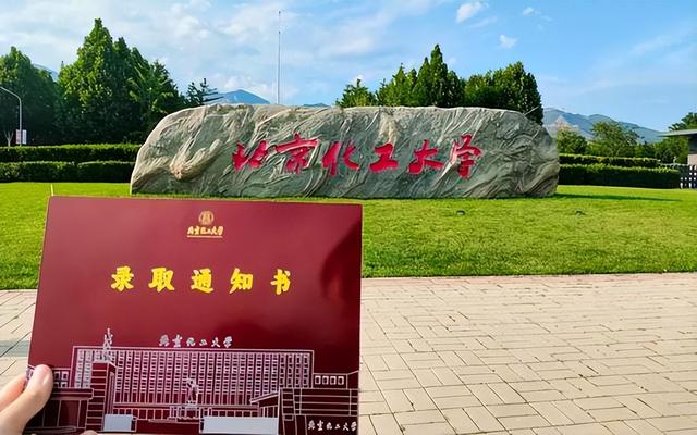 河北女生用通知书“切西瓜”，视频还没火，北化工表态：明年停用