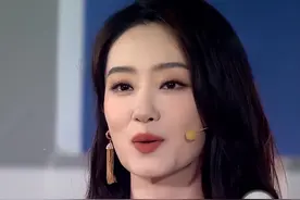 央视这一夜，杨幂莞尔一笑温柔了月光，张小斐一身云锦融化了月亮图片