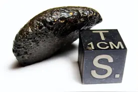 陨石熔壳的终极指南：气孔、颜色与防骗技巧图片