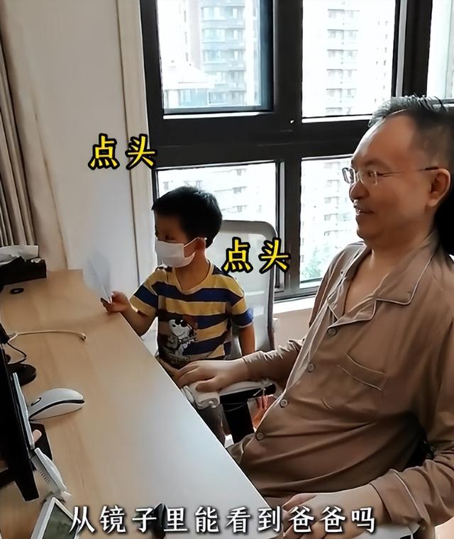 蔡磊传出好消息！终于能下楼溜达，见到儿子笑了	，爷俩靠镜子交流