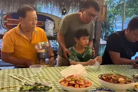 赤岭小孩哥去感谢救命恩人了，罗船长还带亮哥开摩托艇，网友笑疯图片