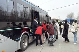 郑州：定制公交S301路无缝接驳地铁口 为3.5万师生开启便捷返校路图片