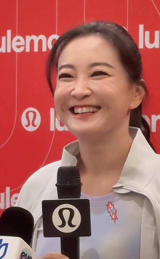 43岁贾玲最新露面，疑似瘦到100斤，下颌线明显 穿运动短裤肌肉紧