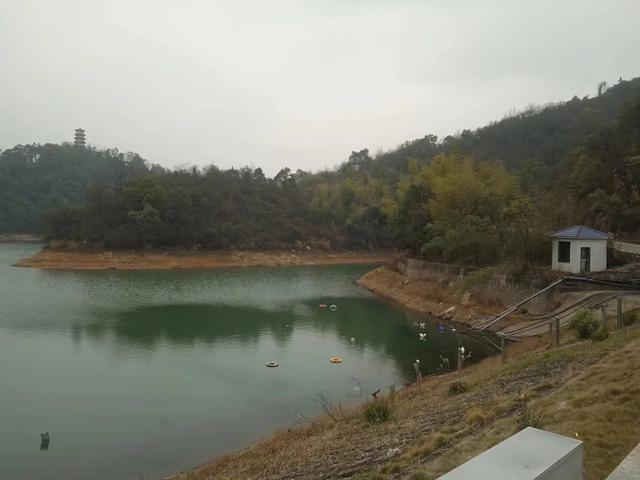 仙燕衔珠落地来——石燕湖冬行散记（之一）