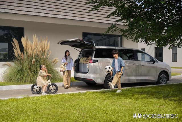 五菱神车密码：技术普惠与用户共生，星光730再造现象级国民神车