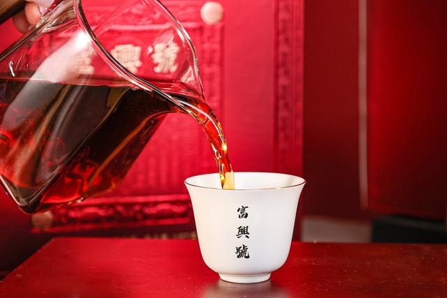 中年人选择普洱熟茶的健康之道