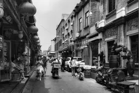 73年亲戚吃不饱饭，三叔捡到50块钱，从此全家的命运被改变了图片