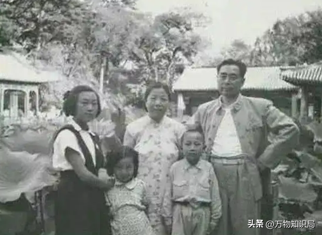 老照片：周总理当众跳起来，为邓大姐摘苹果，浪漫温馨少年气十足