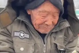 扎心！大集上老人捡别人剩下羊汤吃，老人:我不怕死有三儿一女图片