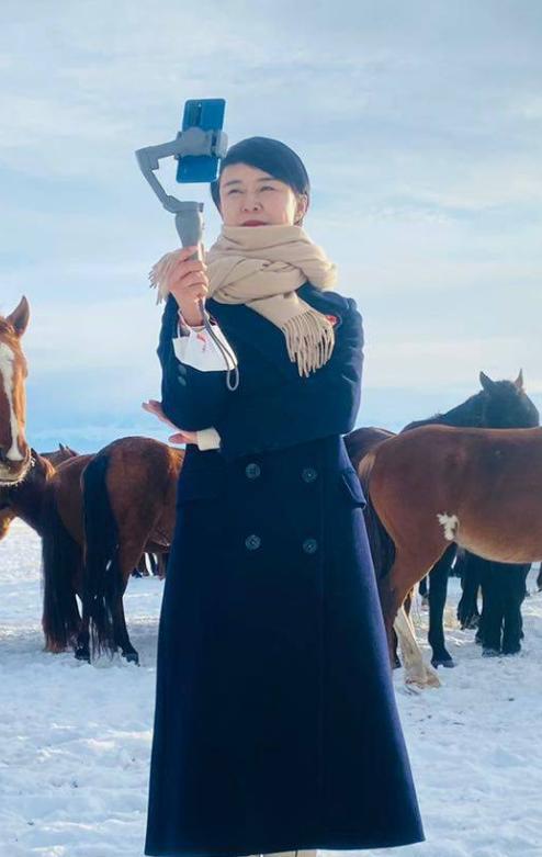 不装了！贺娇龙葬礼炸出"牛鬼蛇神"，恶心的事发生，结果大快人心