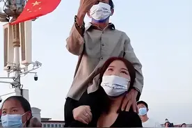 为报父恩，放弃价值千万公司，带父环球旅行的张白鸽，如今怎样图片