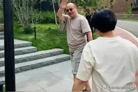 56岁窦唯现状曝光：隐居阿那亚，头发花白，他终于活成了自己图片