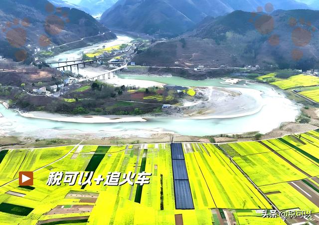 宝成铁路：嘉陵江第一湾，晚归的绿皮火车穿越夕阳