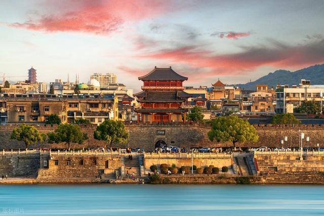 湖北省的一座黑马城市，被称为下一个“武汉”，交通优势不输郑州