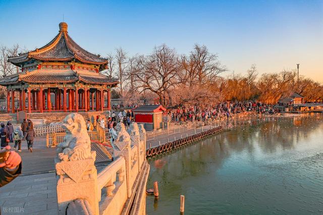 谁懂北京的浪漫？冬至前后 1 个月，十七孔桥桥洞点亮 17 盏金灯