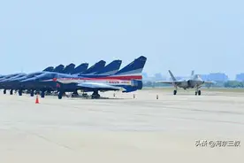 首次同框，歼10C和F35A意外相遇，泰国空军要彻底中式化？图片