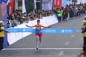 2024“郑马”半程男女冠军产生图片