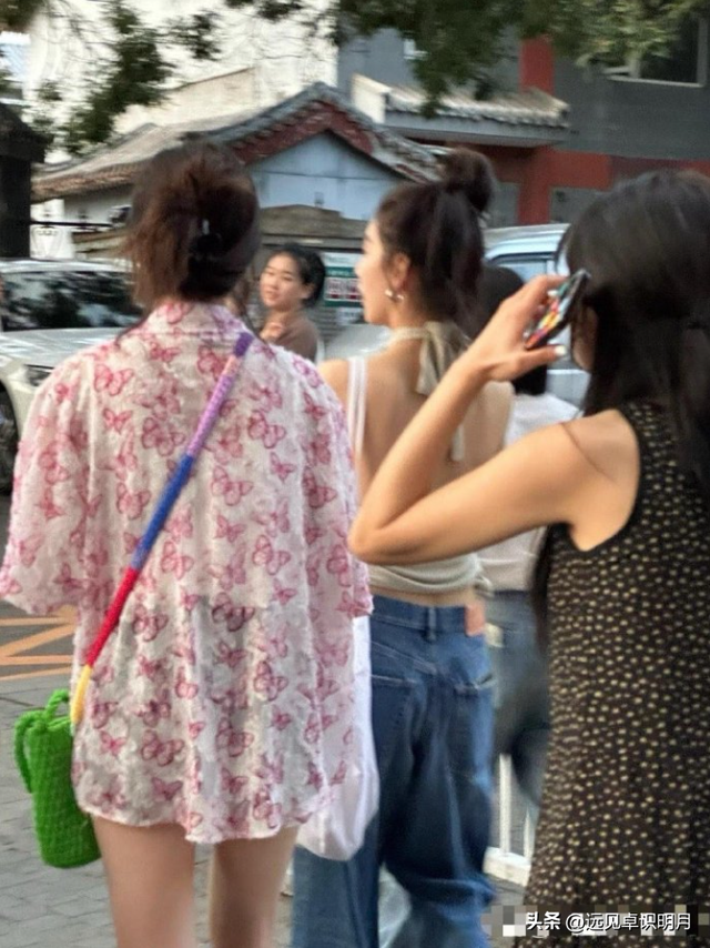 网友在北京偶遇章若楠，电视上看着高挑的她，现实中竟这么娇小