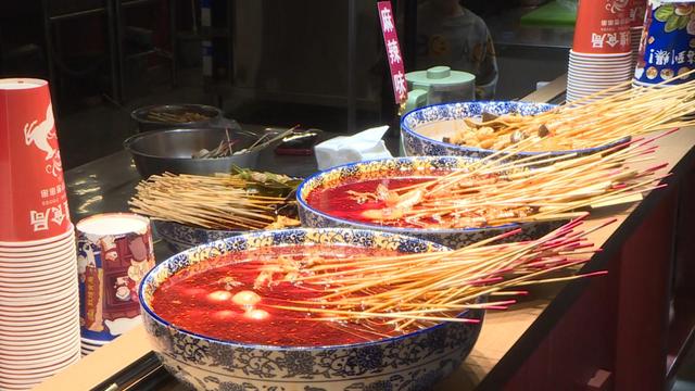 国庆假期：敦煌夜市游人如织 烟火气中尽显丝路风情