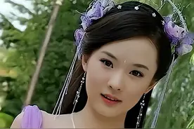 45岁霍思燕现身青岛，打扮一言难尽，胖出双下巴，越来越像路人了图片