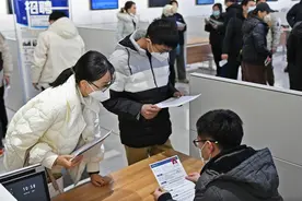 银行员工的“凄凉”现状，“新人留不住，老人扛不住”图片