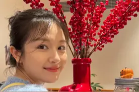 李兰迪晒与面包合照 表情呆萌俏皮可爱图片