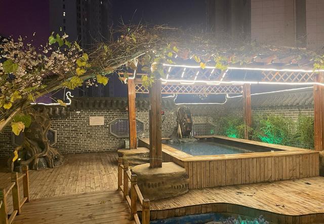 阜新五星级酒店温泉，二十个池子两个泳池，夜场竟然只要58元