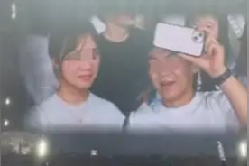 邓紫棋演唱会接吻臭脸女生回应：票是一起出钱买的，两人见过父母图片