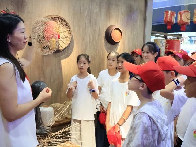 科技探秘、文化寻根、诗意赏湖……这场公益夏令营，带领青少年解锁成长新体验