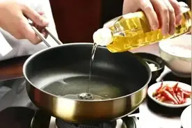 菜籽油再次成为关注对象！医生提醒：吃菜籽油时，一定要注意3点图片