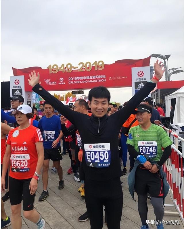 从记者到跑圈黑马！他十年跨界死磕一件事，营收破亿成创业教科书