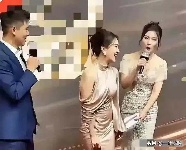 48岁左小青走红毯,不知道她尴不尴尬,反正我看着挺尴尬的。