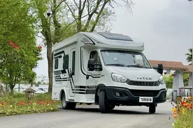 3.0T＋8AT，内部上装直接拎包入住，这豪华大6座房车，家用必看！图片