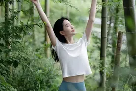 小姐姐瑜伽裤爬山第八弹图片