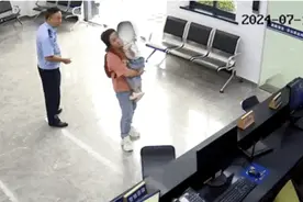 两岁萌娃走丢 民警花式哄娃 结局暖心图片
