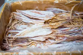 泡发干鱿鱼，只加水可不行，渔民教您多放3样，又肥又大又新鲜图片