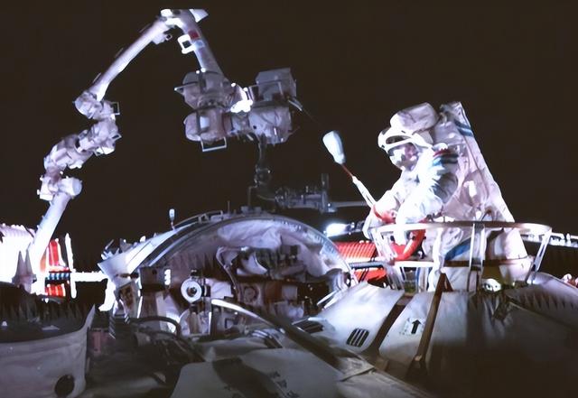 太空碎片威胁升级，神舟二十号飞船遭撞击，6名航天员能否长驻？