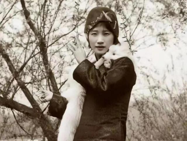 夫人拽住16岁丫鬟，一把推进丈夫房间：我老了，你把她收了吧！