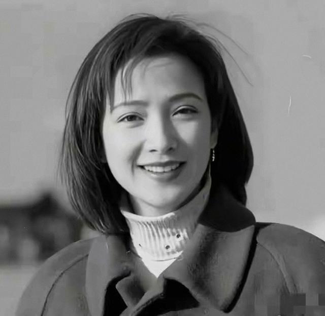 “古典佳人”何晴离世，前夫许亚军已前往海外，儿子许何才24岁