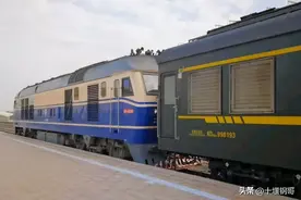 乌鲁木齐到和田7556次公益慢火车居然要运行32小时新疆到底有多大图片