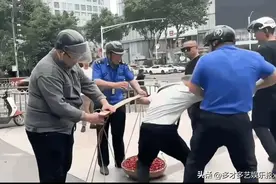 城管执法引争议！大爷摆摊遭暴力驱赶！网友：这是执法还是欺凌？图片