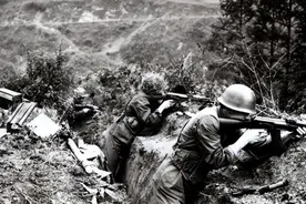 84年，战士为救战友牺牲，送葬时遗体2次滑落，护士连忙开棺检查图片