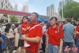 全场最小！老师抱着宝宝来送考图片